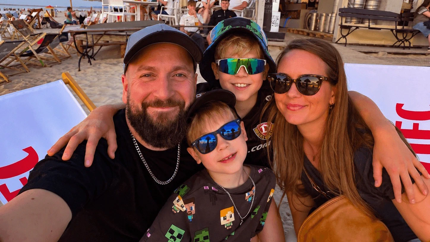 Veit mit seiner Familie an einem Strand